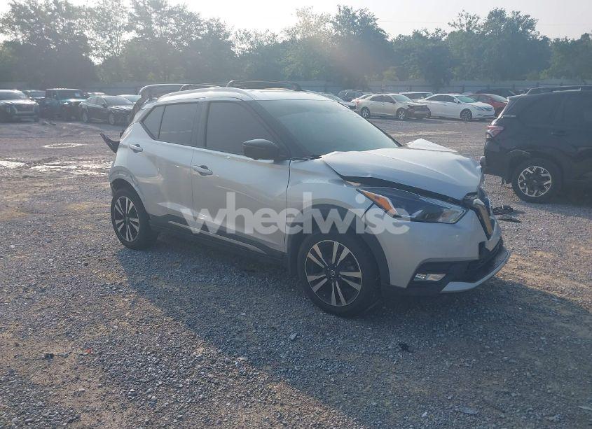 2019 Nissan Kicks SR (VIN 3N1CP5CU4KL496112) main photo