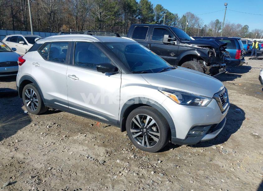 2019 Nissan Kicks SR (VIN 3N1CP5CU4KL512776) main photo