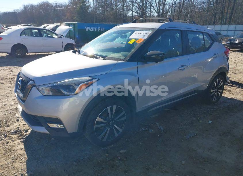 Photo 2 of 2019 Nissan Kicks SR (VIN 3N1CP5CU4KL512776)