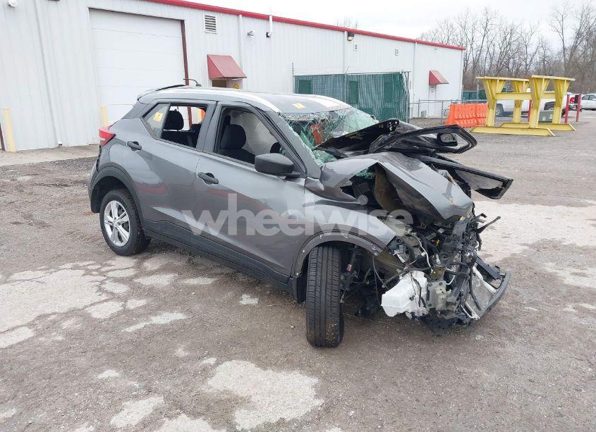 2019 Nissan Kicks S (VIN 3N1CP5CU4KL546054) main photo