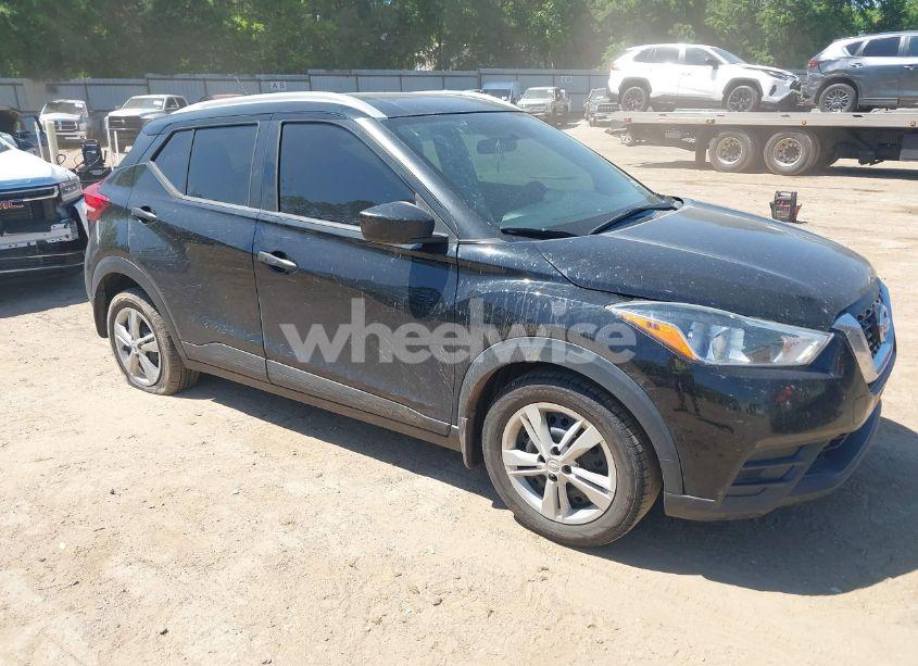 2018 Nissan Kicks S (VIN 3N1CP5CU5JL507021) main photo