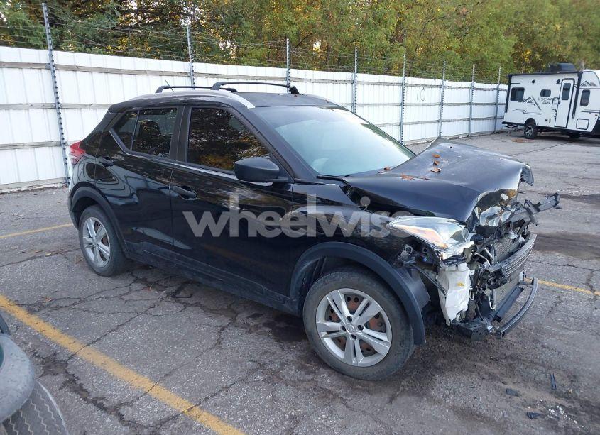 2018 Nissan Kicks S (VIN 3N1CP5CU5JL518486) main photo