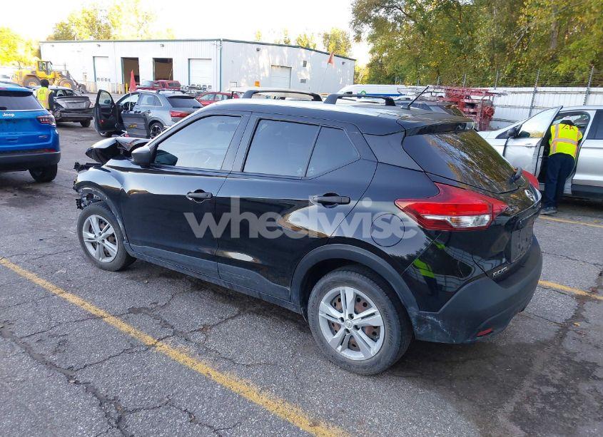 Photo 3 of 2018 Nissan Kicks S (VIN 3N1CP5CU5JL518486)