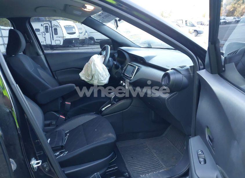 Photo 5 of 2018 Nissan Kicks S (VIN 3N1CP5CU5JL518486)