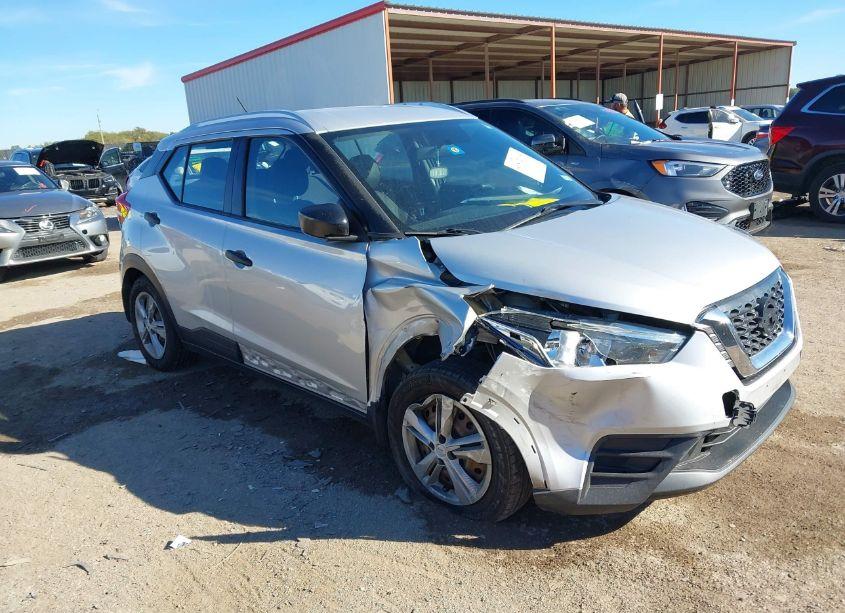 2018 Nissan Kicks S (VIN 3N1CP5CU5JL542609) main photo