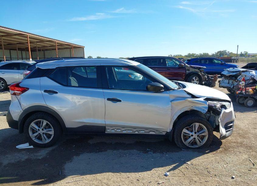 Photo 13 of 2018 Nissan Kicks S (VIN 3N1CP5CU5JL542609)