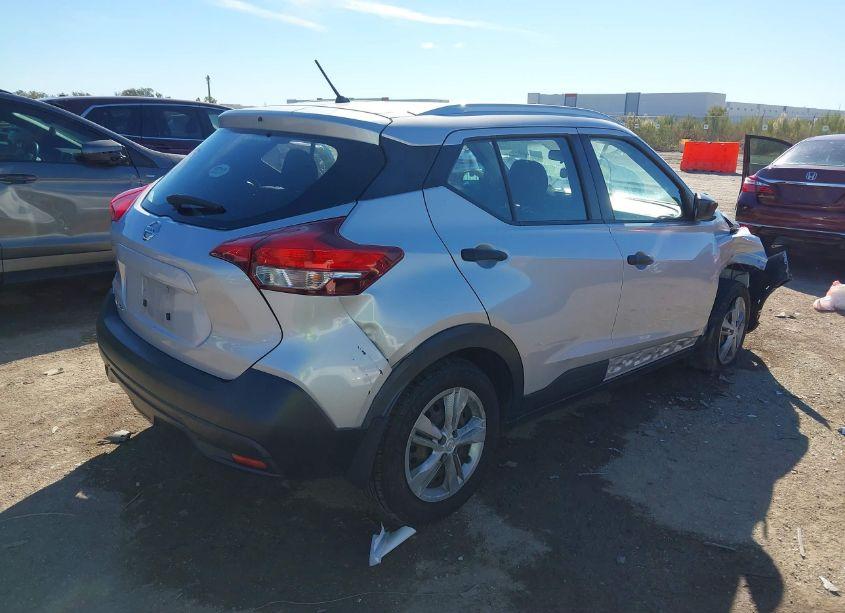 Photo 4 of 2018 Nissan Kicks S (VIN 3N1CP5CU5JL542609)