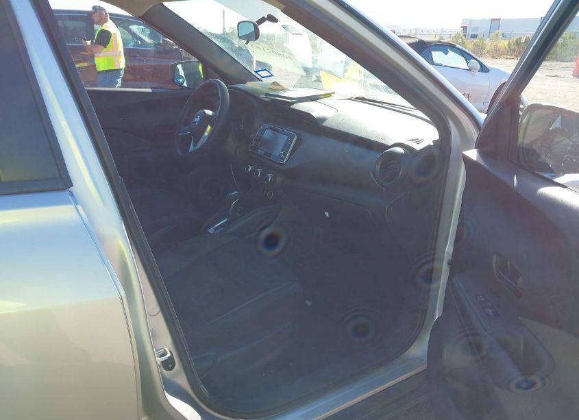 Photo 5 of 2018 Nissan Kicks S (VIN 3N1CP5CU5JL542609)