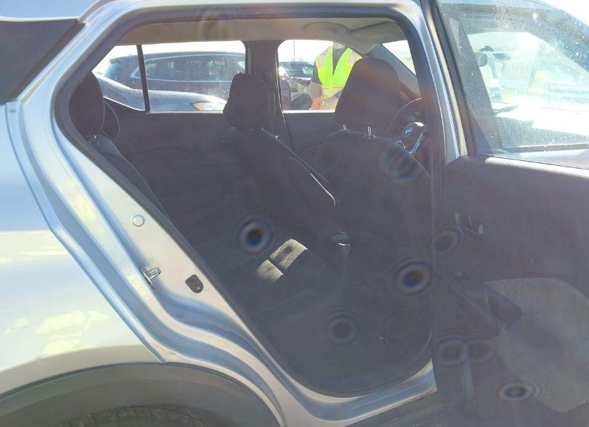 Photo 8 of 2018 Nissan Kicks S (VIN 3N1CP5CU5JL542609)