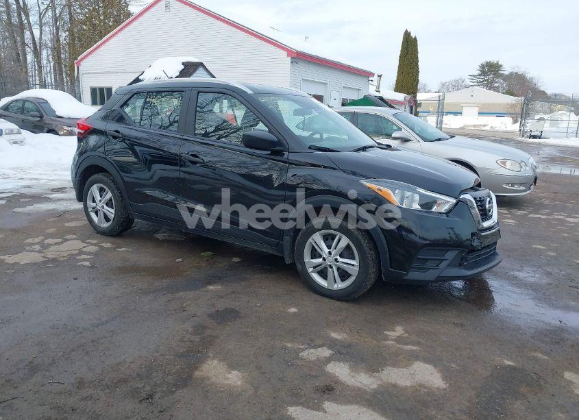 2019 Nissan Kicks S (VIN 3N1CP5CU5KL506517) main photo