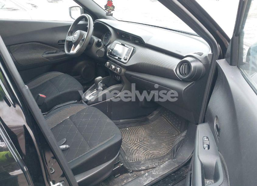 Photo 5 of 2019 Nissan Kicks S (VIN 3N1CP5CU5KL506517)