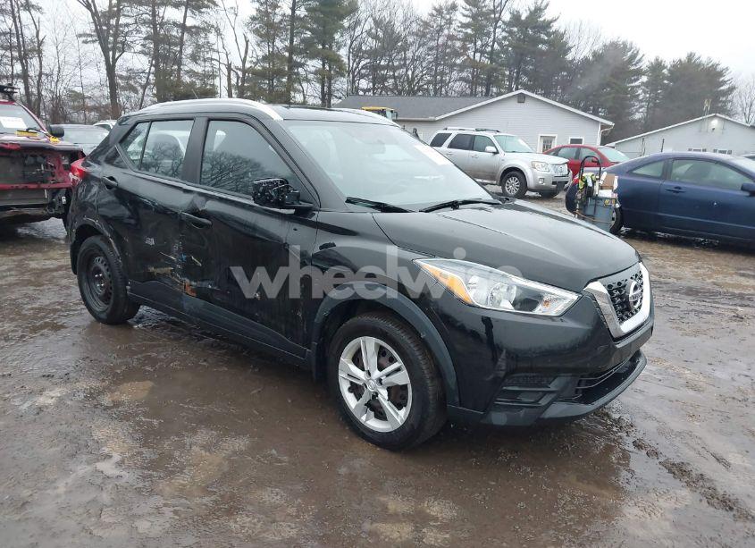 2019 Nissan Kicks S (VIN 3N1CP5CU5KL513015) main photo