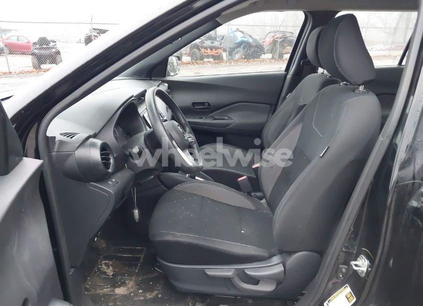 Photo 5 of 2019 Nissan Kicks S (VIN 3N1CP5CU5KL513015)