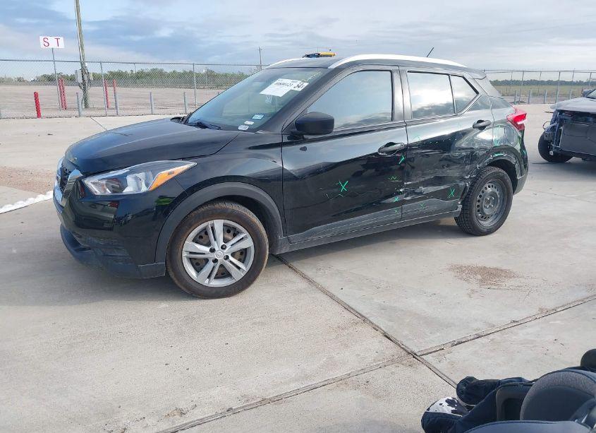 Photo 2 of 2019 Nissan Kicks S (VIN 3N1CP5CU5KL514939)