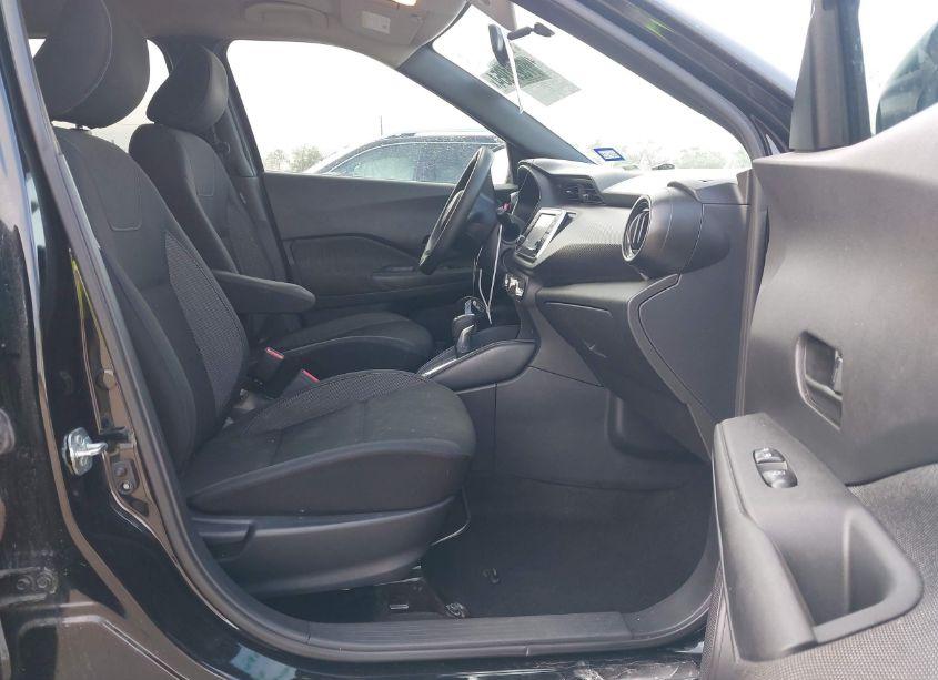 Photo 5 of 2019 Nissan Kicks S (VIN 3N1CP5CU5KL514939)