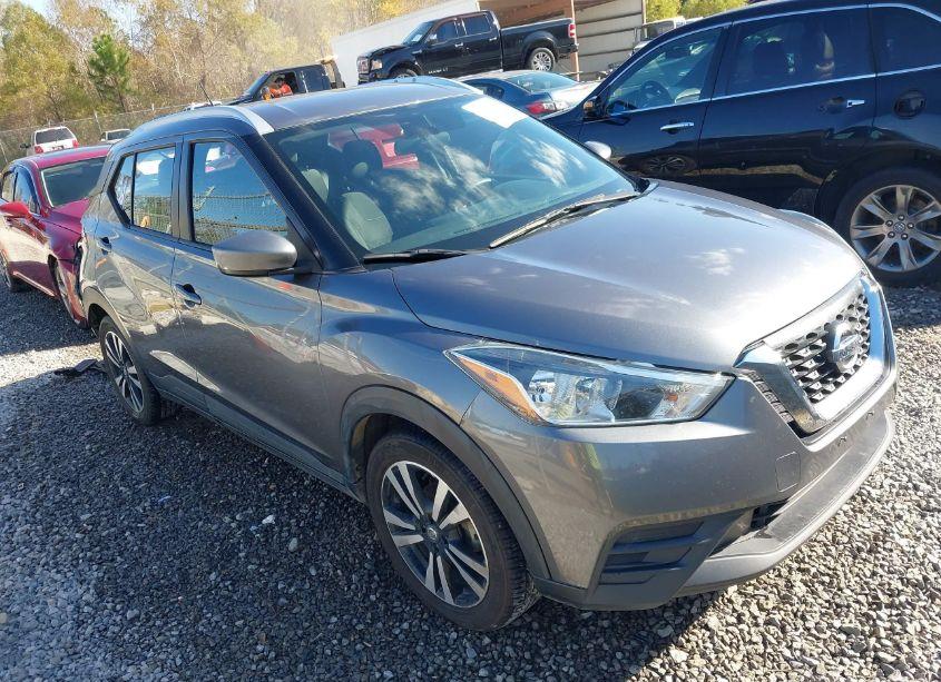 2019 Nissan Kicks SV (VIN 3N1CP5CU5KL532275) main photo