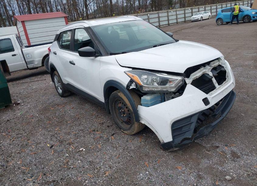 2019 Nissan Kicks S (VIN 3N1CP5CU5KL541171) main photo