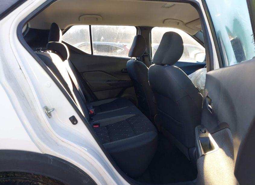 Photo 8 of 2019 Nissan Kicks S (VIN 3N1CP5CU5KL541171)