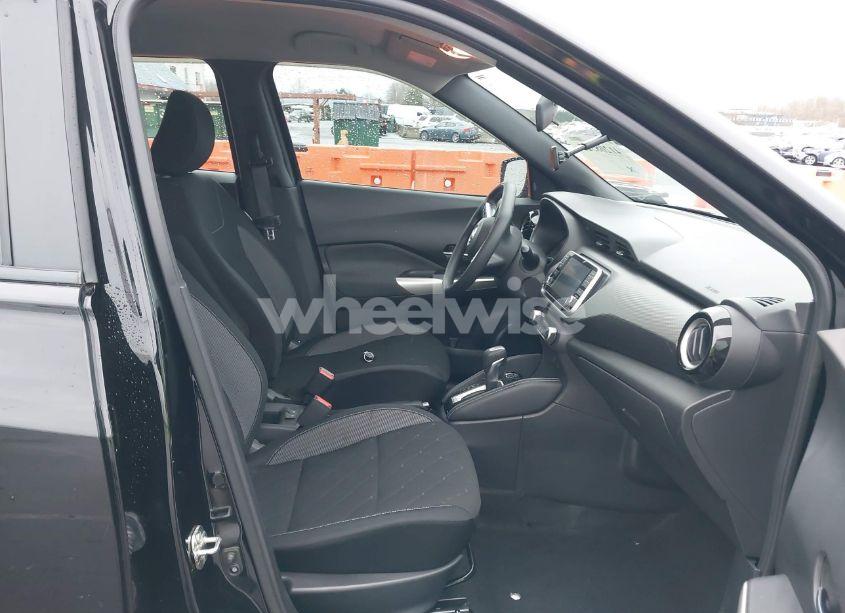 Photo 5 of 2019 Nissan Kicks SV (VIN 3N1CP5CU5KL543681)