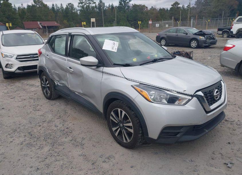 2019 Nissan Kicks SV (VIN 3N1CP5CU5KL545267) main photo