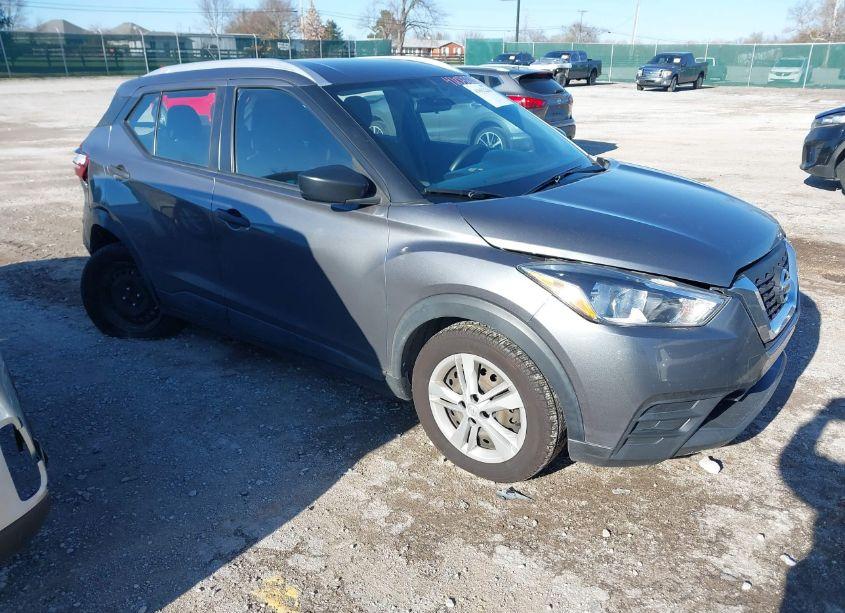 2019 Nissan Kicks S (VIN 3N1CP5CU5KL556849) main photo