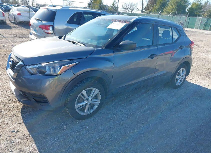 Photo 2 of 2019 Nissan Kicks S (VIN 3N1CP5CU5KL556849)