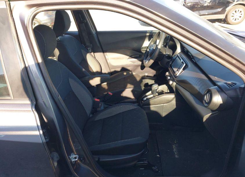 Photo 5 of 2019 Nissan Kicks S (VIN 3N1CP5CU5KL556849)