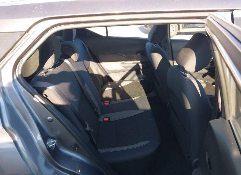 Photo 8 of 2019 Nissan Kicks S (VIN 3N1CP5CU5KL556849)