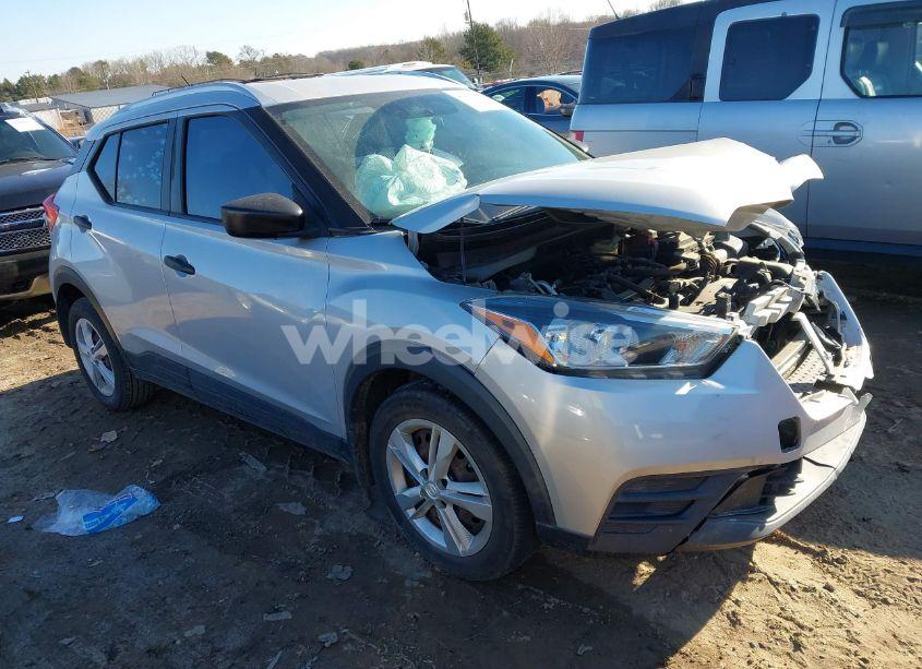 2019 Nissan Kicks S (VIN 3N1CP5CU5KL557063) main photo