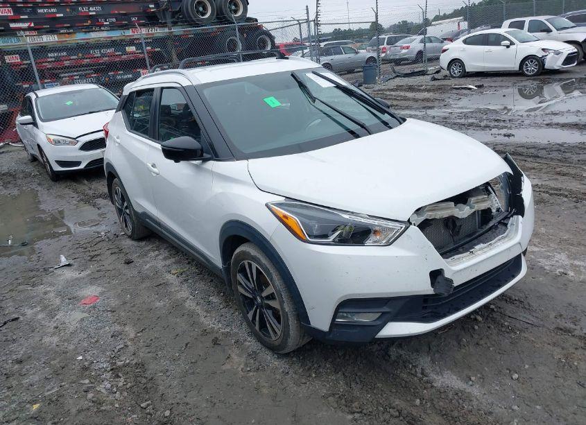 2019 Nissan Kicks SR (VIN 3N1CP5CU5KL563509) main photo