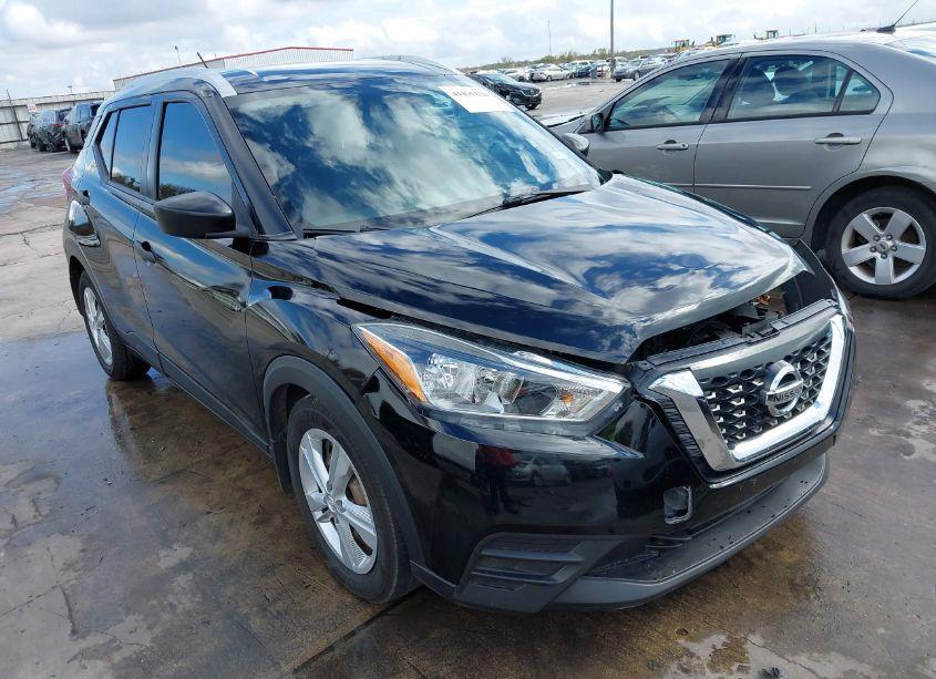 2019 Nissan Kicks S (VIN 3N1CP5CU5KL563929) main photo