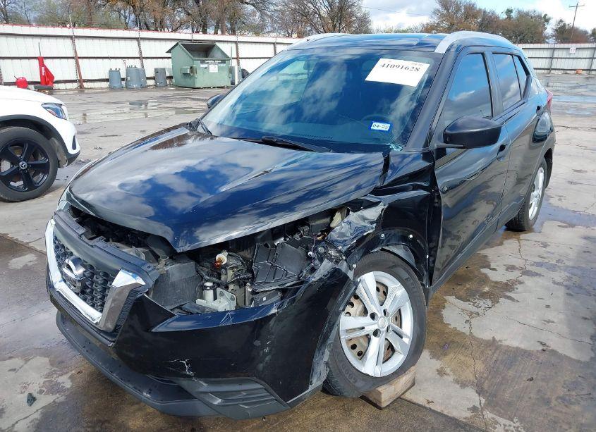 Photo 2 of 2019 Nissan Kicks S (VIN 3N1CP5CU5KL563929)