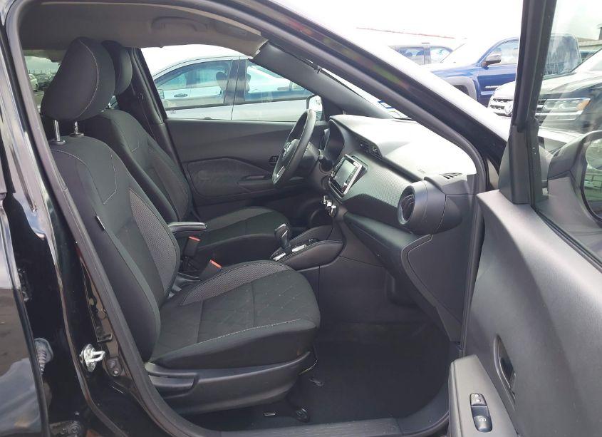 Photo 5 of 2019 Nissan Kicks S (VIN 3N1CP5CU5KL563929)