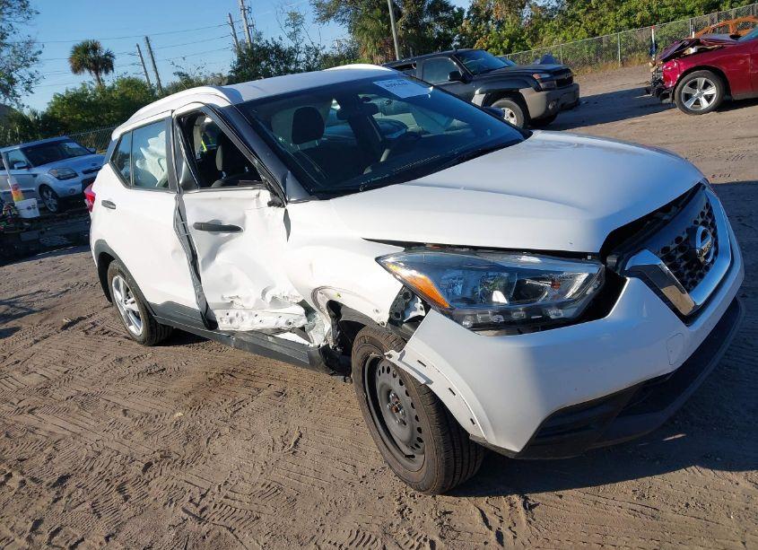 2019 Nissan Kicks S (VIN 3N1CP5CU5KL564076) main photo