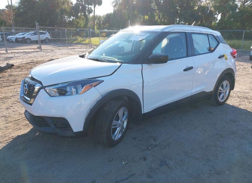 Photo 2 of 2019 Nissan Kicks S (VIN 3N1CP5CU5KL564076)