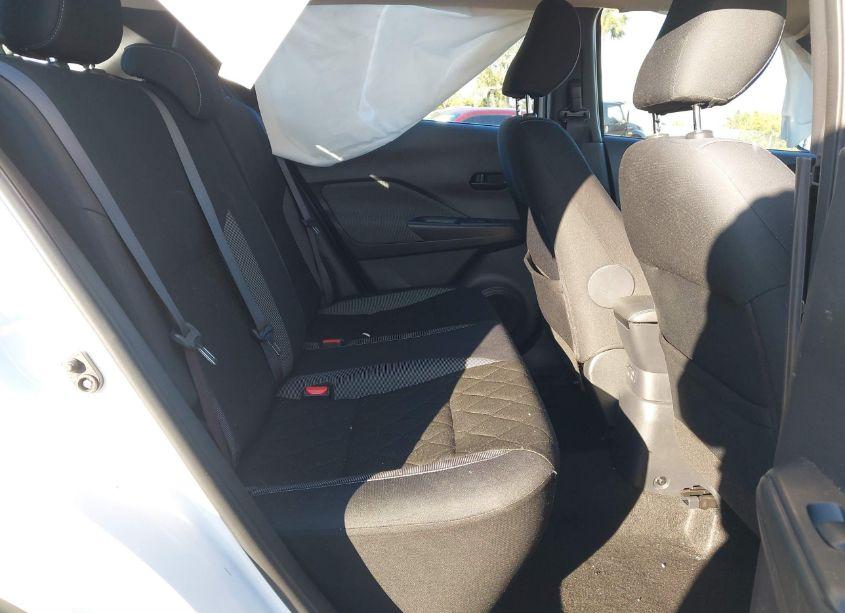 Photo 8 of 2019 Nissan Kicks S (VIN 3N1CP5CU5KL564076)