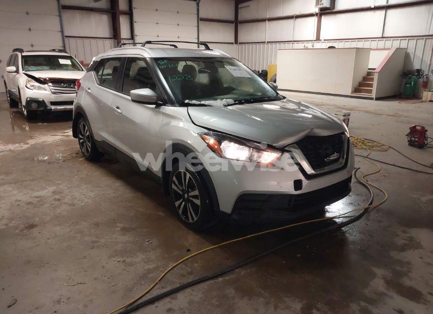 2018 Nissan Kicks SV (VIN 3N1CP5CU6JL530310) main photo