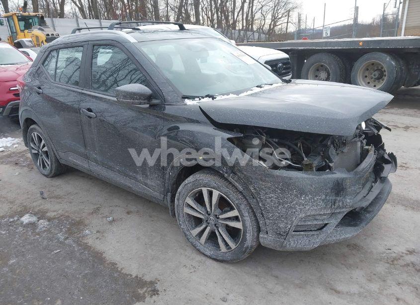 2018 Nissan Kicks SV (VIN 3N1CP5CU6JL535961) main photo