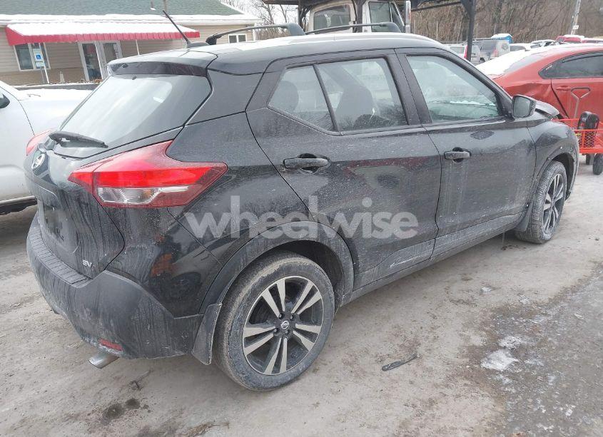 Photo 4 of 2018 Nissan Kicks SV (VIN 3N1CP5CU6JL535961)