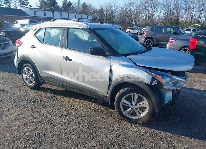 2019 Nissan Kicks S (VIN 3N1CP5CU6KL501004) main photo