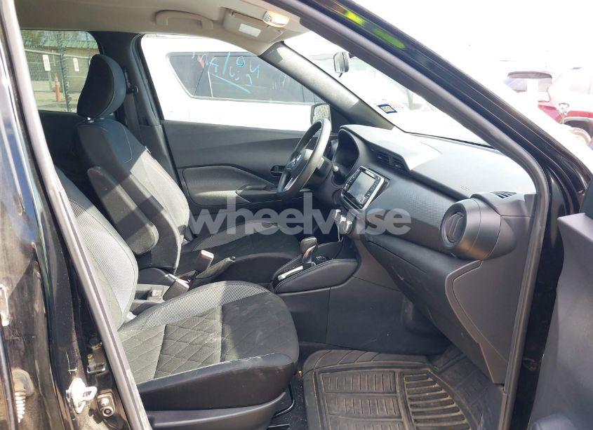 Photo 5 of 2019 Nissan Kicks S (VIN 3N1CP5CU6KL507367)