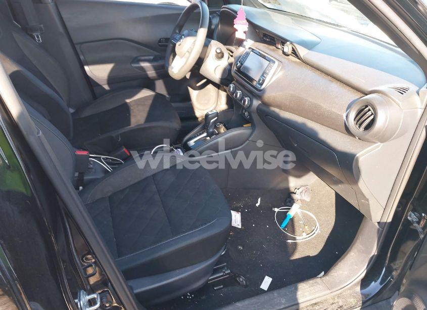 Photo 5 of 2019 Nissan Kicks S (VIN 3N1CP5CU6KL522662)