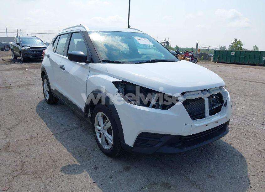 2019 Nissan Kicks S (VIN 3N1CP5CU6KL536755) main photo