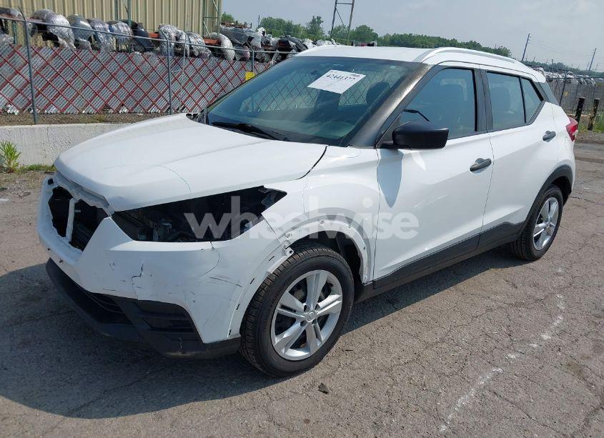Photo 2 of 2019 Nissan Kicks S (VIN 3N1CP5CU6KL536755)