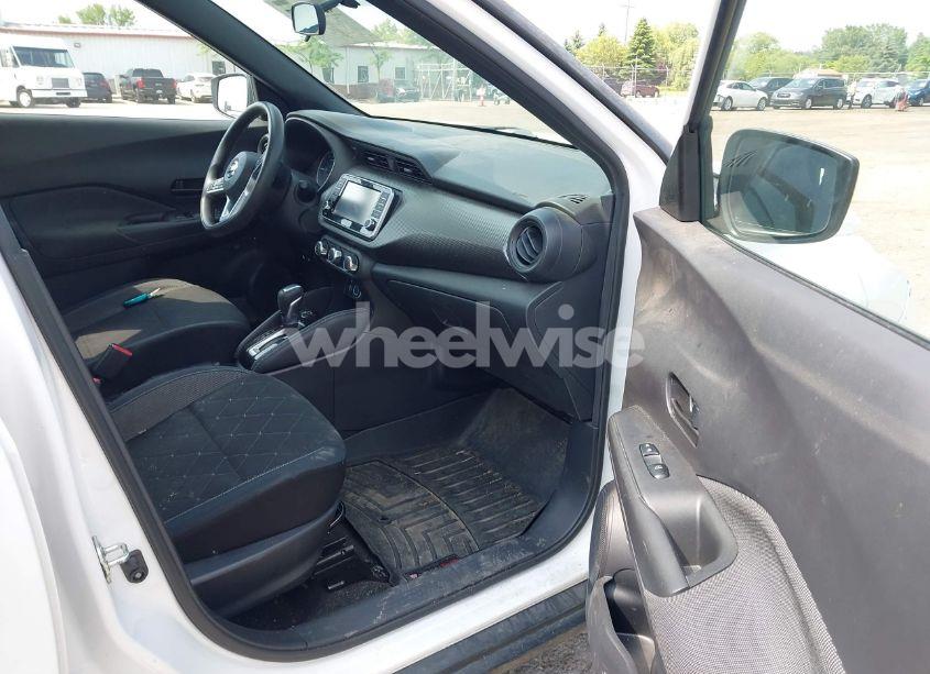 Photo 5 of 2019 Nissan Kicks S (VIN 3N1CP5CU6KL536755)