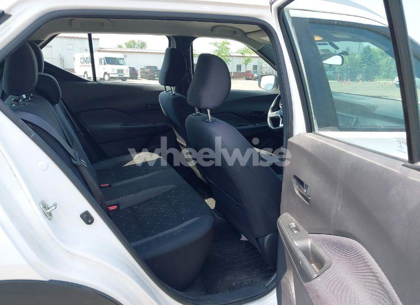 Photo 8 of 2019 Nissan Kicks S (VIN 3N1CP5CU6KL536755)