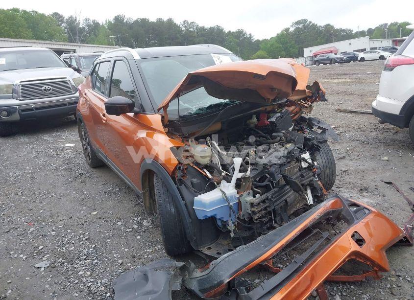 2019 Nissan Kicks SR (VIN 3N1CP5CU6KL554320) main photo