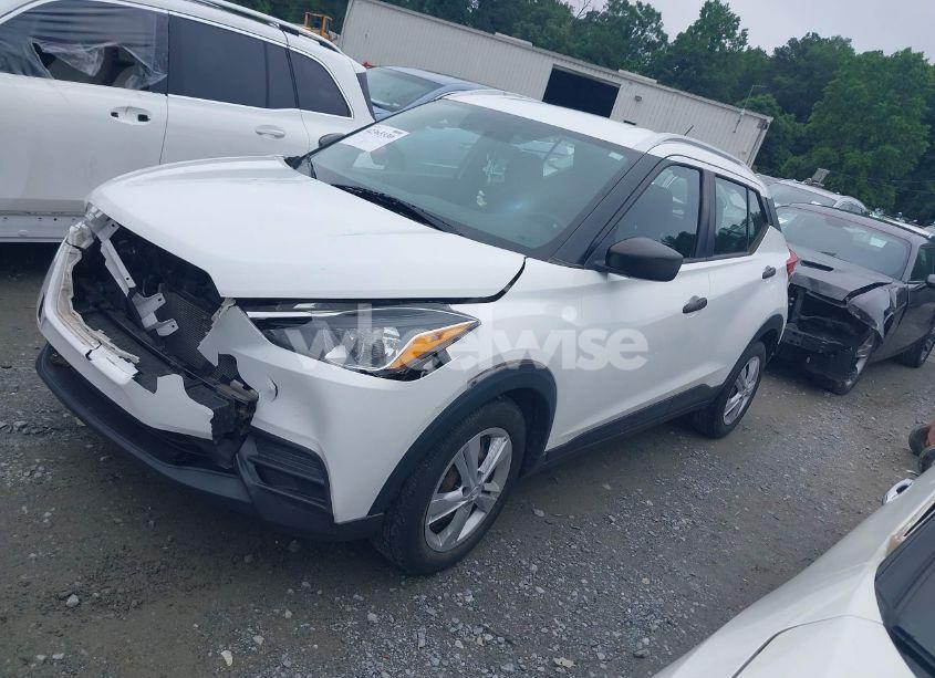 Photo 2 of 2019 Nissan Kicks S (VIN 3N1CP5CU6KL569349)