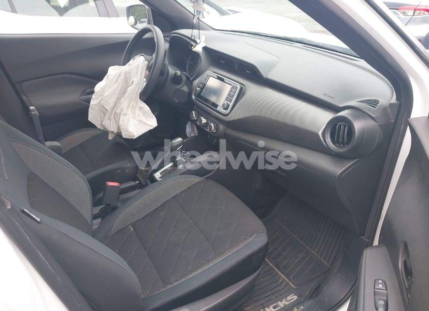 Photo 5 of 2019 Nissan Kicks S (VIN 3N1CP5CU6KL569349)