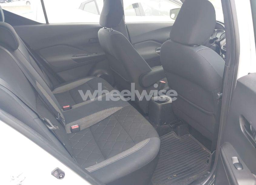 Photo 8 of 2019 Nissan Kicks S (VIN 3N1CP5CU6KL569349)